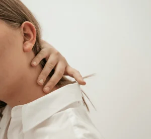 kipua niskassa naisella